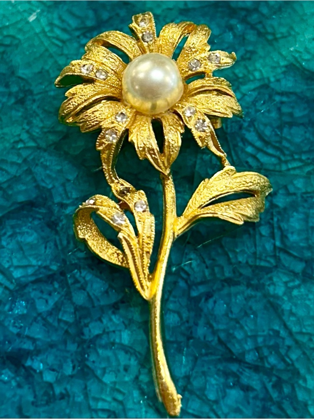 Lovely Vintage Flower Brooch Faux-Pearl Gold-tone Rhinestones